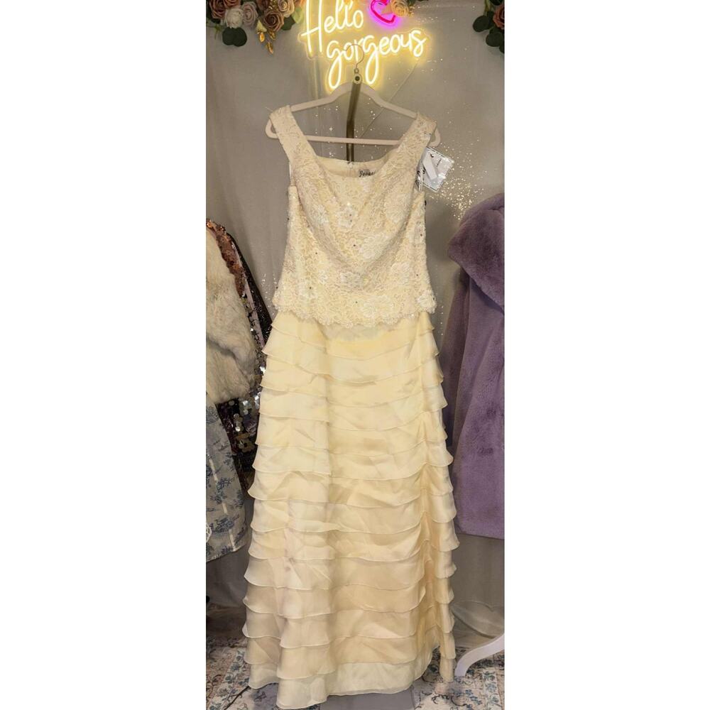 NWT Vintage Jovani size 14 Cream Beaded Lace & Chiffon Tiered Evening Gown